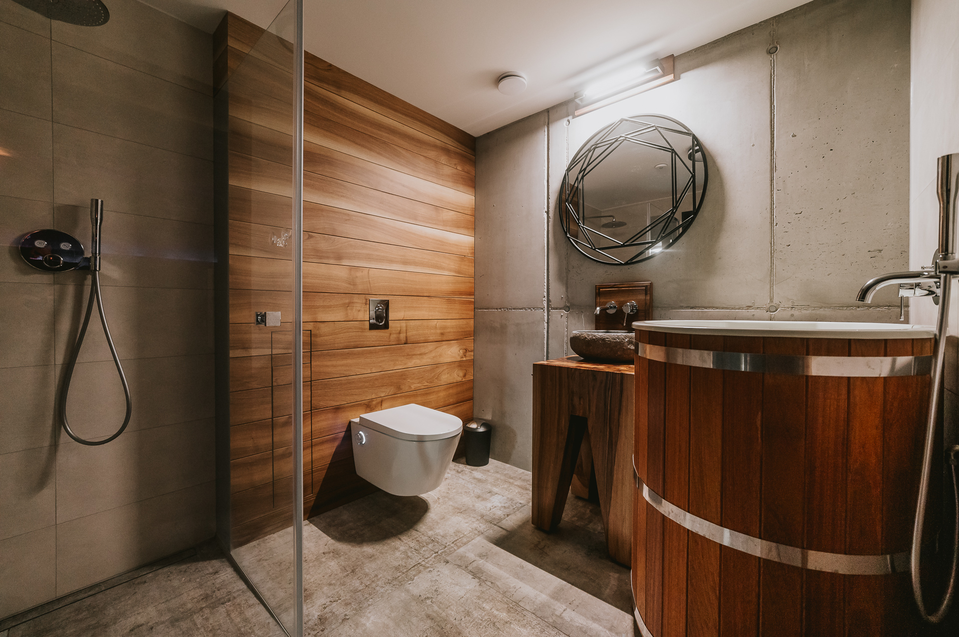 Meble z drewna litego — regał na zamówienie